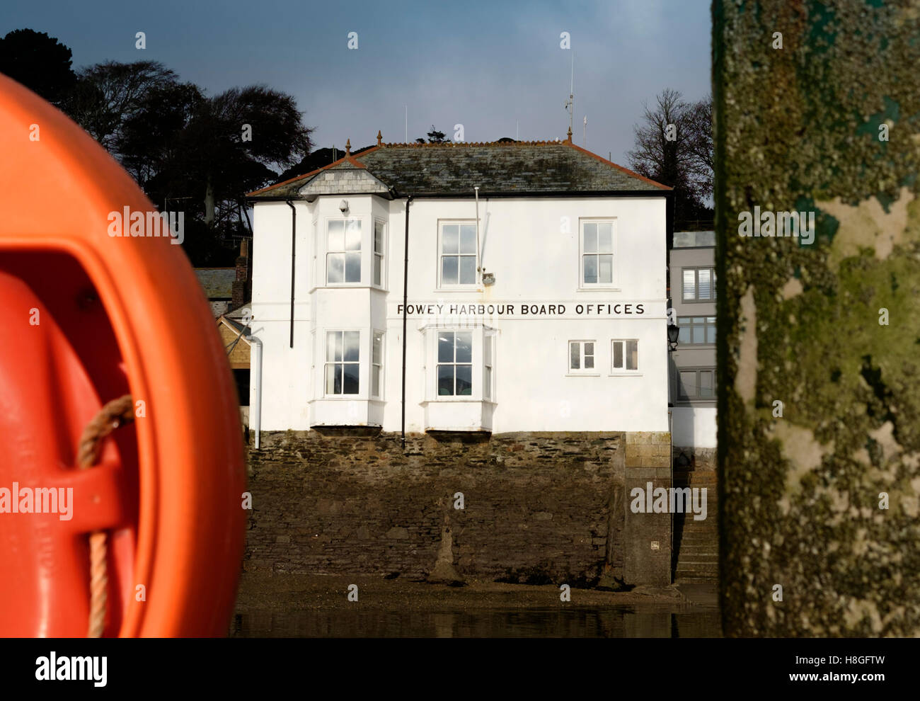 Fowey, kleine Stadt an der südlichen Cornish Küste Cornwall England UK Fowey Harbour Board Büros Stockfoto