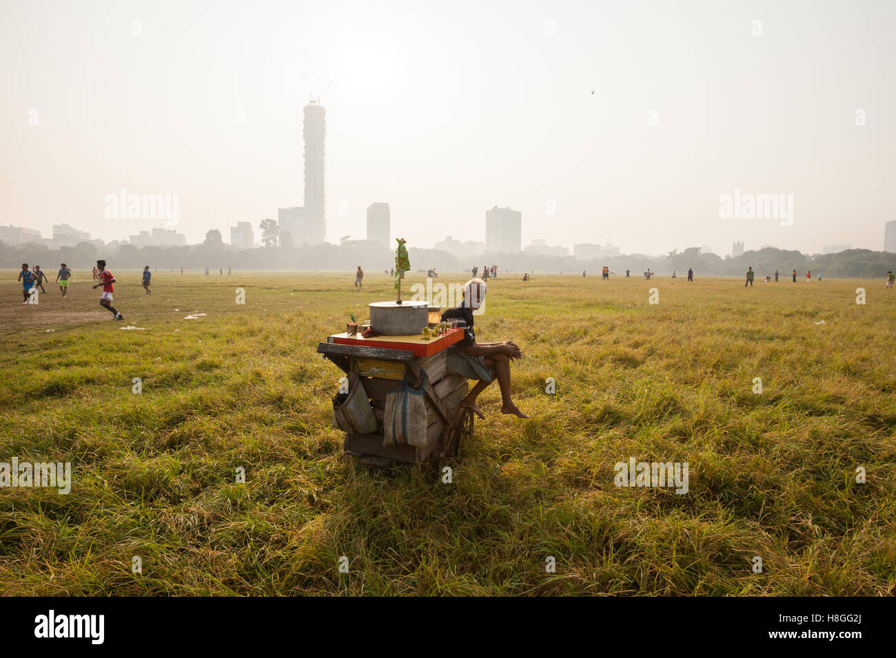 Ein Alter Mann verkauft Limettensaft an Sportler auf dem Maidan in Kolkata (Kalkutta), Indien Stockfoto