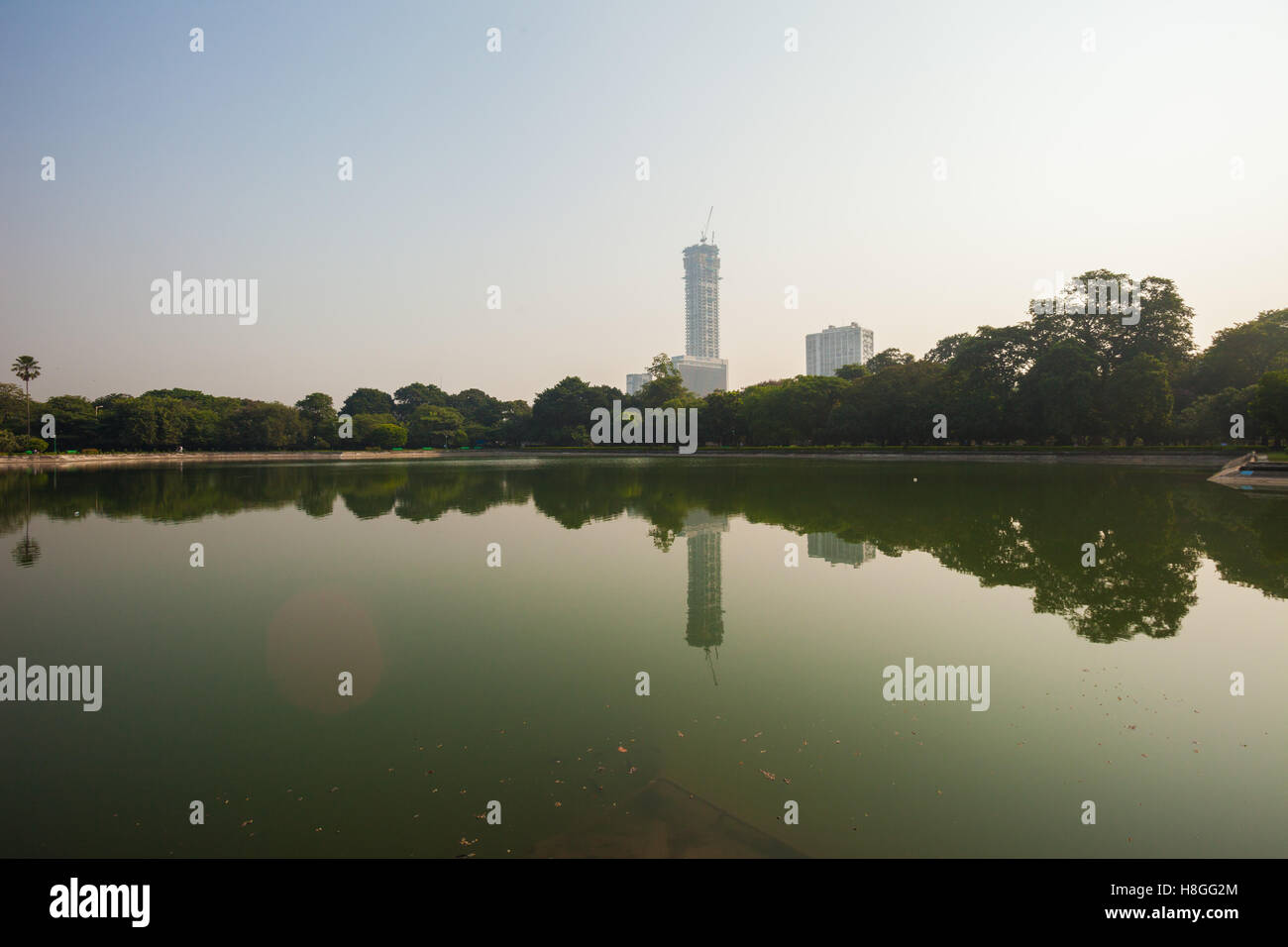 Die Skyline von Kolkata (Kalkutta), Indien, spiegelt sich in einem Teich Stockfoto