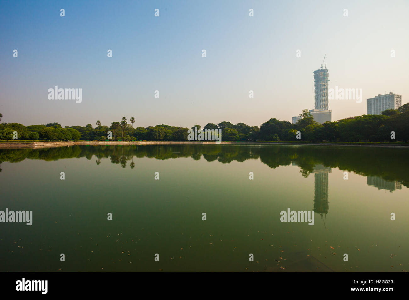 Die Skyline von Kolkata (Kalkutta), Indien, spiegelt sich in einem Teich Stockfoto