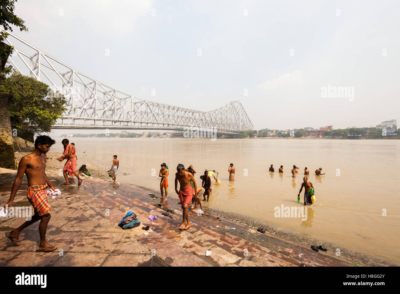 KOLKATA, INDIEN - 22 Okt 2016: die Menschen in den Hooghly River in der Nähe von Howrah Bridge Baden am 22. Oktober 2016 in Kolkata (Kalkutta), In Stockfoto