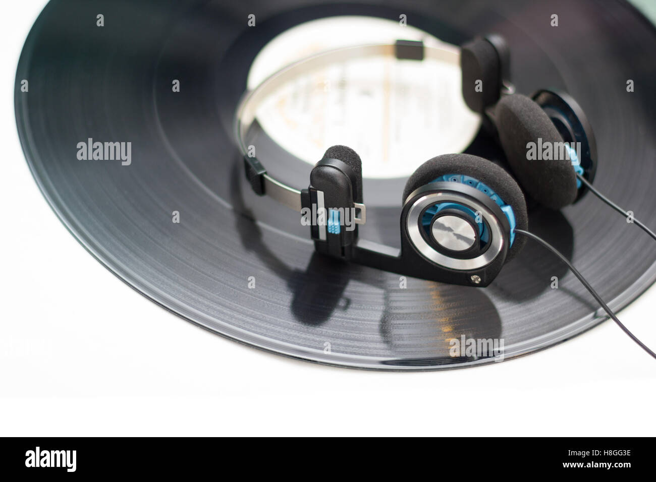 Kopfhörer auf Vinyl Record Plattenspieler. Musikkonzept. Stockfoto