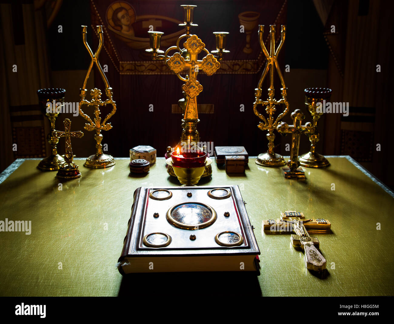 Christliche orthodoxe Altar mit Bibel und Kreuz Stockfoto
