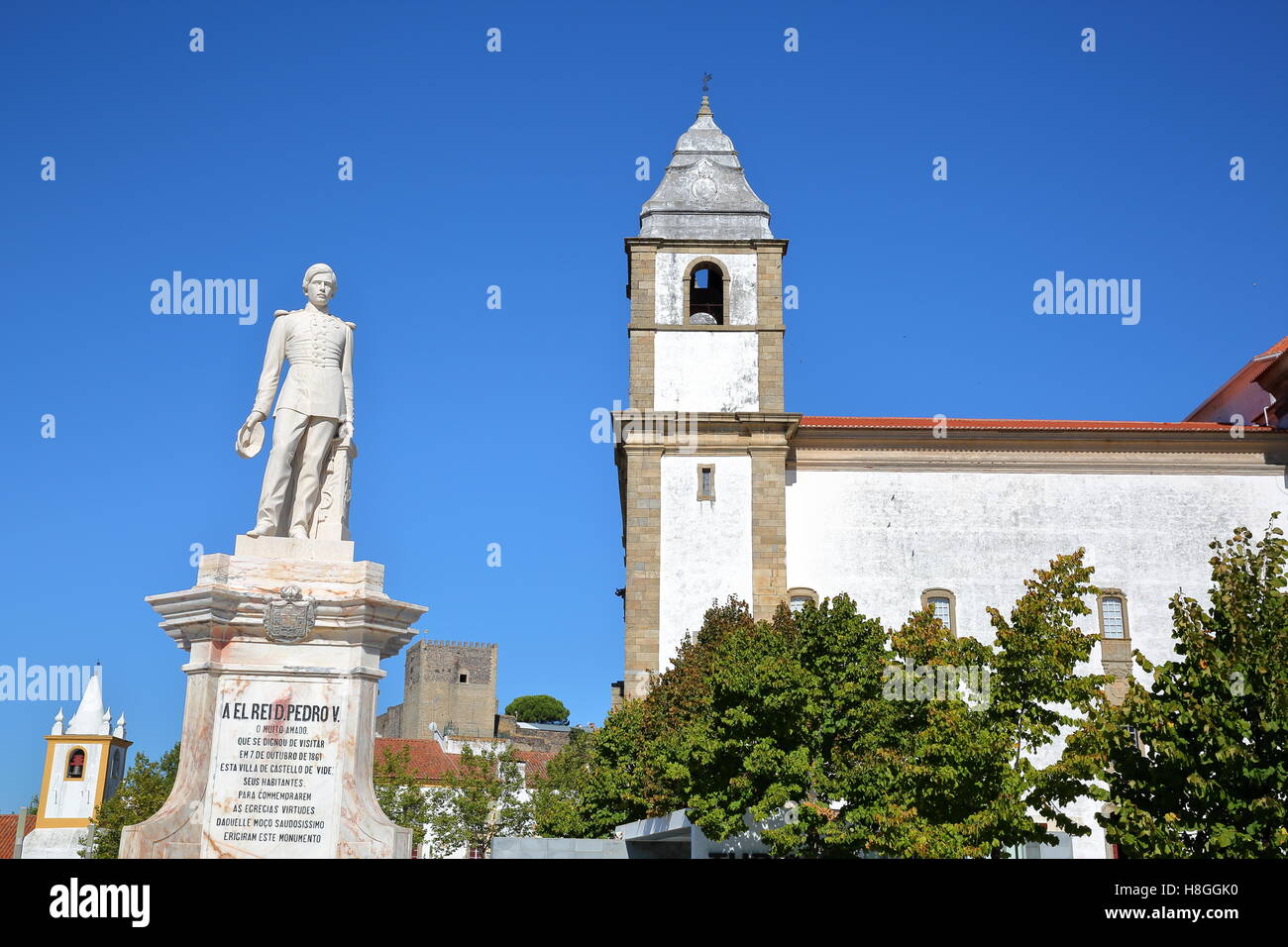 CASTELO DE VIDE, PORTUGAL: Statue von Dom Pedro V mit der Kirche von Santa Maria da Devesa und die Burg im Hintergrund Stockfoto