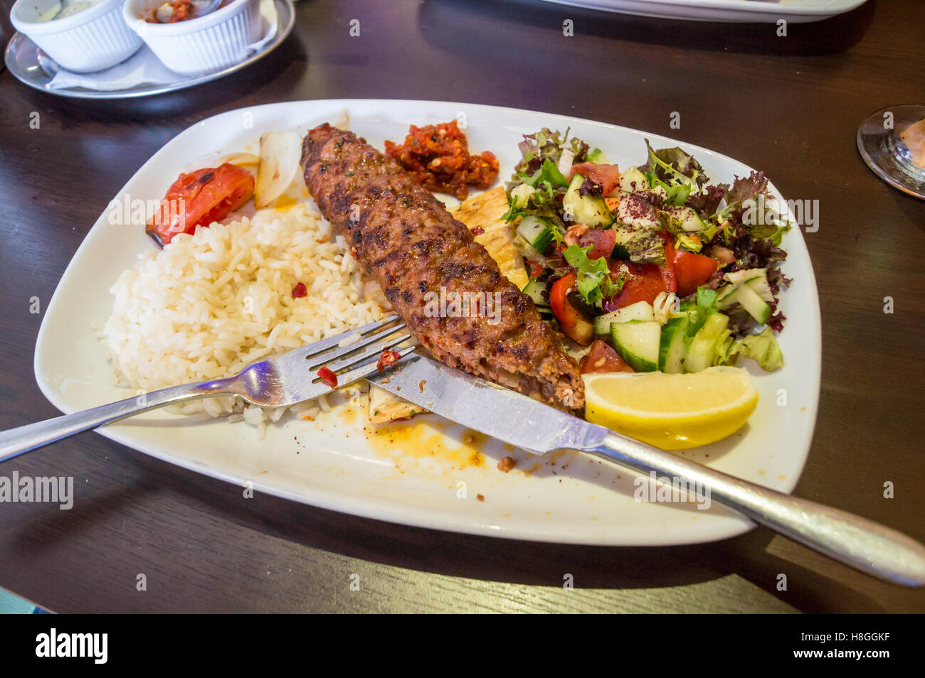 Lamm şiş Kebab mit Reis und Salat im Holzofen türkische Restaurant, South Woodford, London, England Stockfoto