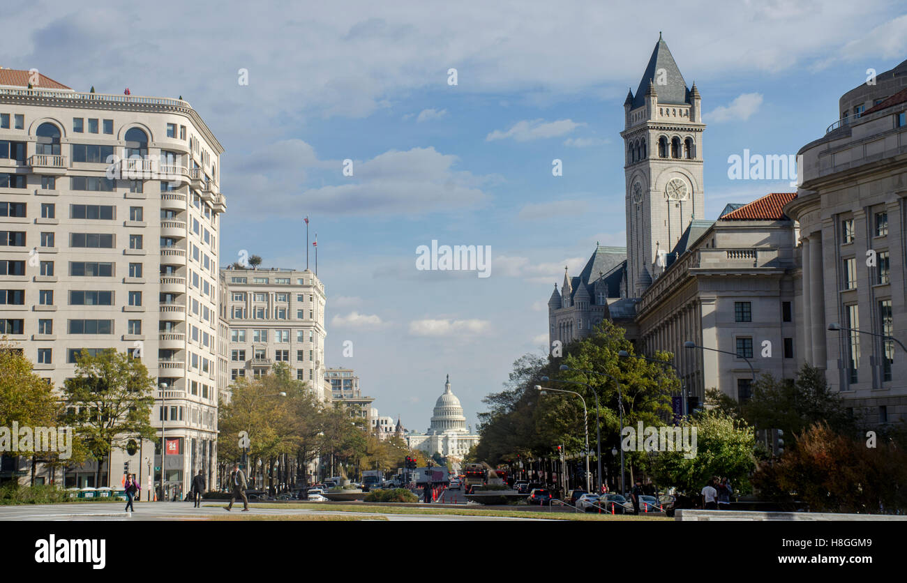 Pennsylvania Avenue in Washington, DC. U.S. Capitol befindet sich in Mitte; das Trump International Hotel ist auf der rechten Seite Stockfoto