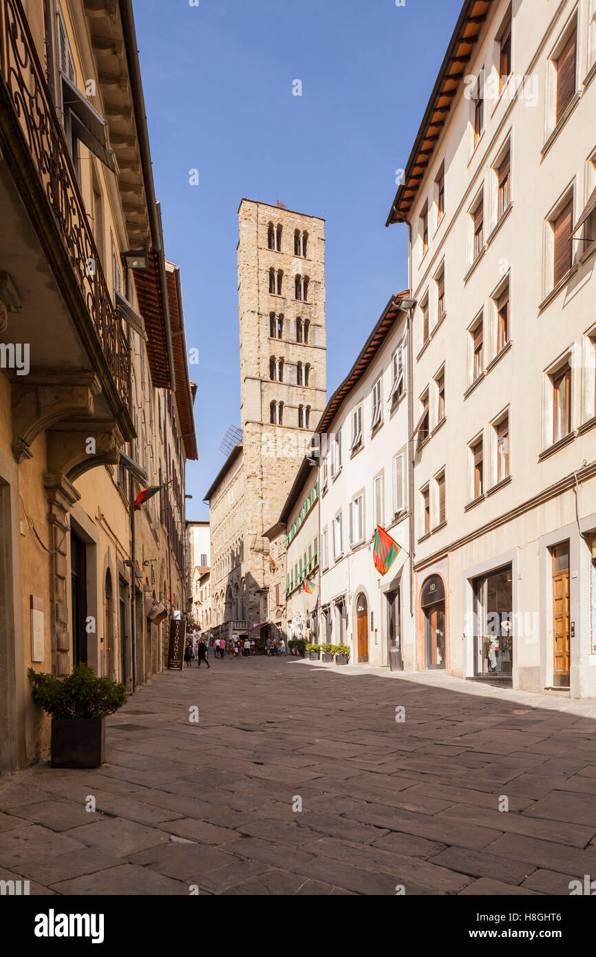 Corso Italia und Pieve della Santa Maria, Arezzo. Stockfoto
