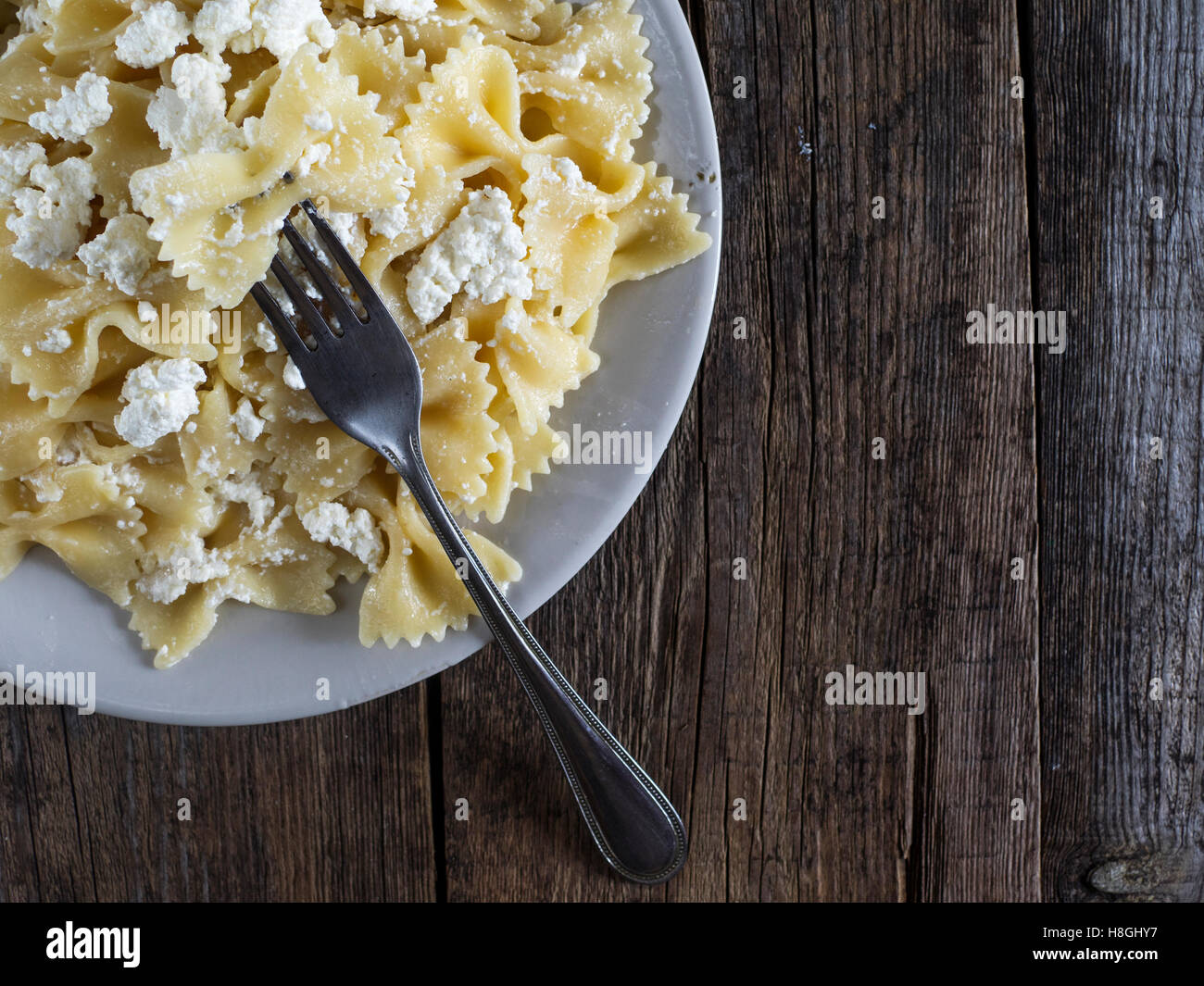 Nudeln mit Käse auf einem Teller auf alten verwitterten Tisch Stockfoto