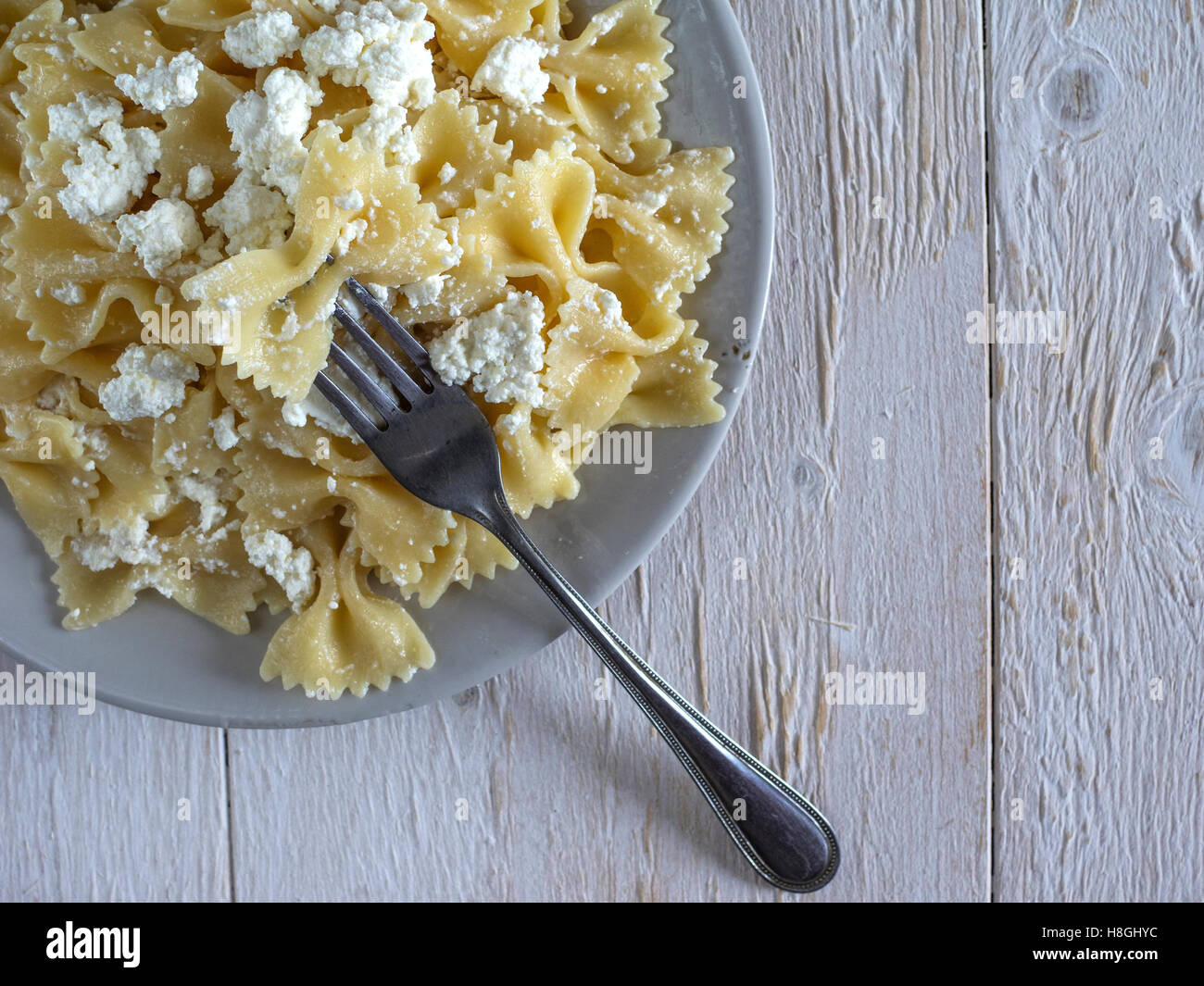 Nudeln mit Käse auf einem Teller auf alten verwitterten Tisch Stockfoto
