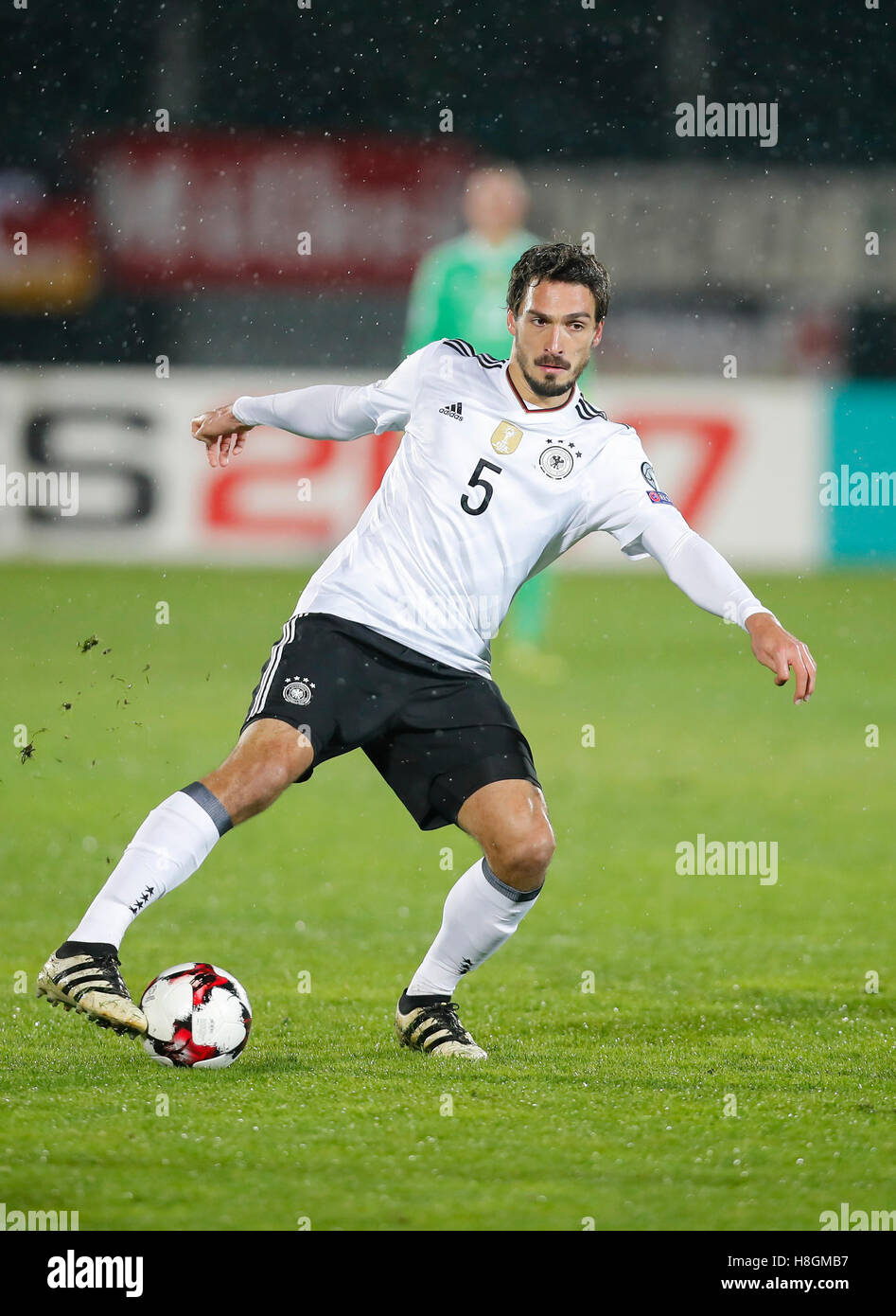 Serravalle, San Marino. 11. November 2016. Mats HUMMELS, DFB 5 Action mit Ball, ganze Figur, Release, Einzelbild, Porträt, Aktion, Ganzkörper, Einzellader, Action Ball Annahme, Handhabung, SAN MARINO - Deutschland 0-8 ball Welt Cup Qualifikation am 11. November 2016 in San Marino, Italien Fotograf Credit: Peter Schatz/Alamy Live News Stockfoto