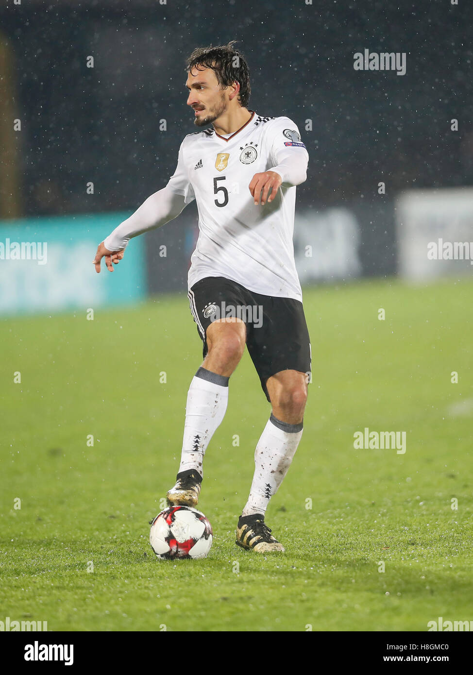 Serravalle, San Marino. 11. November 2016. Mats HUMMELS, DFB 5 Action mit Ball, ganze Figur, Release, Einzelbild, Porträt, Aktion, Ganzkörper, Einzellader, Action Ball Annahme, Handhabung, SAN MARINO - Deutschland 0-8 ball Welt Cup Qualifikation am 11. November 2016 in San Marino, Italien Fotograf Credit: Peter Schatz/Alamy Live News Stockfoto