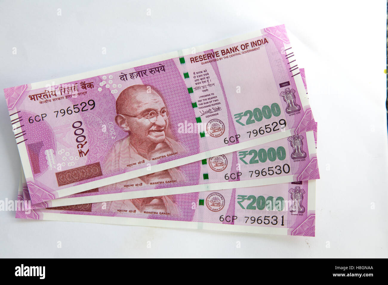 Goa, Indien. Samstag, 12. November 2016. Indiens neuen 2000 Rupien Noten sind Mangelware. Canara Bank in Goa war nur drei pro Person und Max. Bezugslimite von 10.000 Rupien (ca. £120) pro Tag erlaubt, als Banken im ganzen Land kein Geld lief. Die Regierung plötzlich letzte Woche angekündigt, dass alle vorherigen hoher Stückelung Noten (500 und 1000) nicht in Läden und Geschäften angenommen werden konnte. Bildnachweis: WansfordPhoto/Alamy Live-Nachrichten Stockfoto