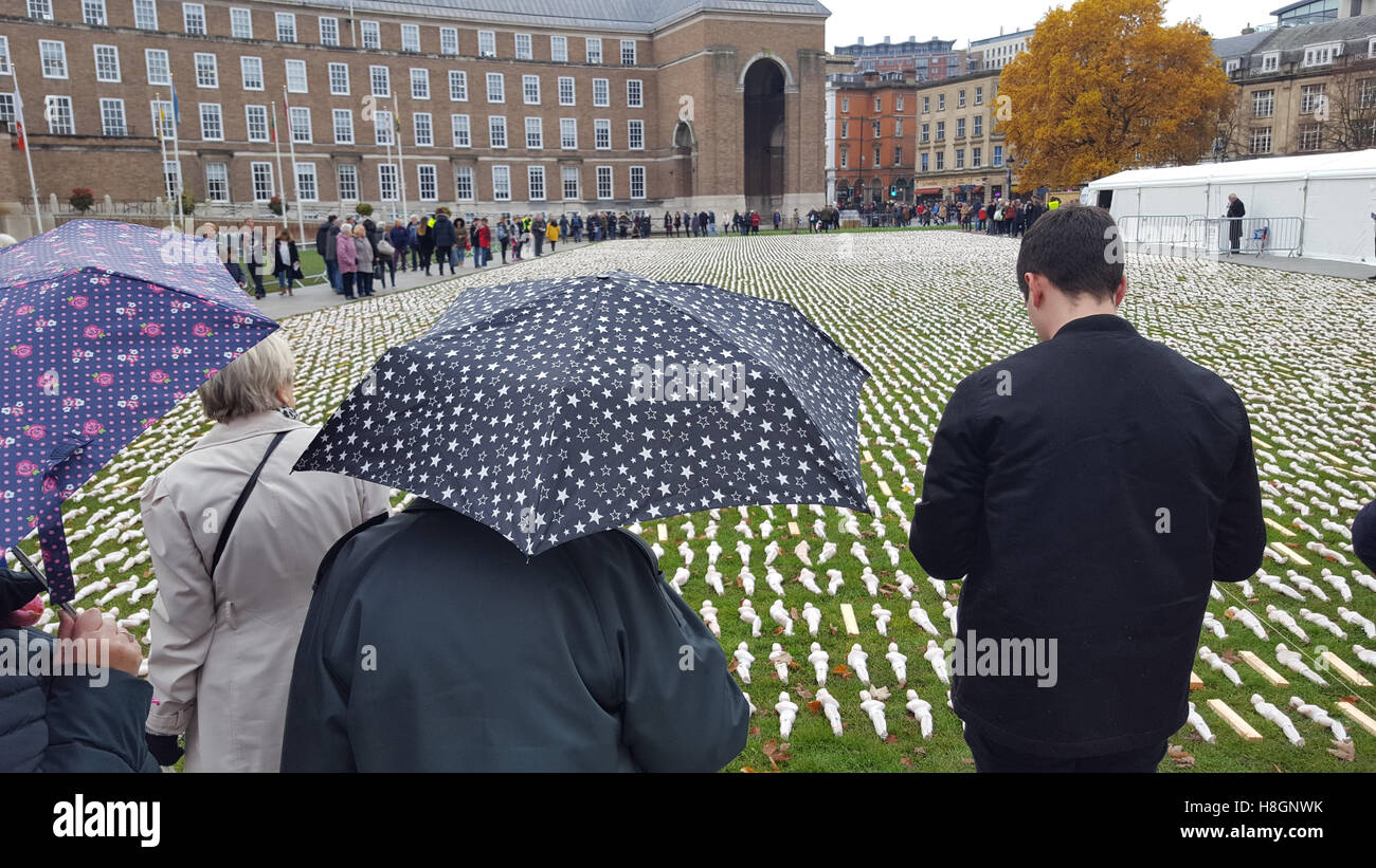 Bristol, UK. 12. November 2016. Verkleidungen an der Somme. Bristol auf College Green, handgenäht, ummantelte Zahlen heraus auf die Grüne vor der Kathedrale von Bristol vorgesehen werden, Dar 19,240 getötet am ersten Tag an der Somme. Robert Timoney/AlamyLiveNews Stockfoto