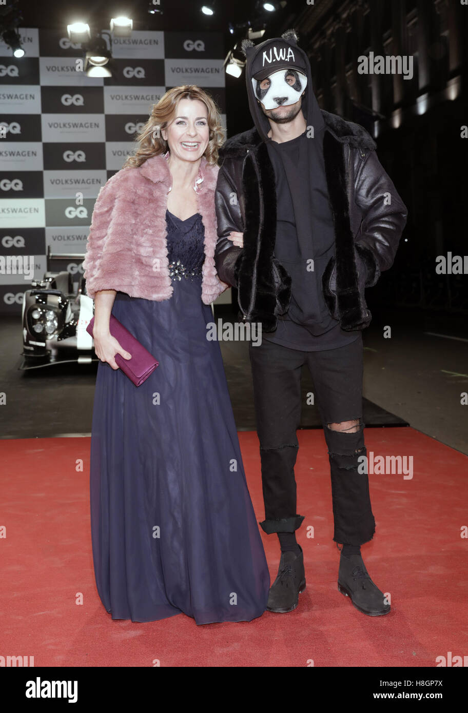 slogan Validatie dienen Bettina Cramer und Carlo Waibel (Cro) kommen für die GQ Männer des Jahres  2016-Preisverleihung in Berlin, Deutschland, 10. November 2016. Foto: Jörg  CARSTENSEN/dpa Stockfotografie - Alamy