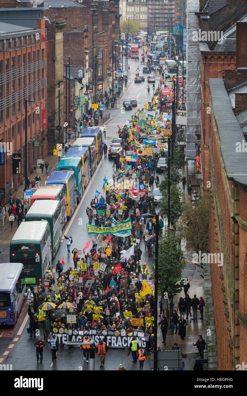 Manchester, UK. 12. November 2016. United gegen Fracking Rallye marschiert durch Manchester. Bildnachweis: Andy Barton/Alamy Live-Nachrichten Stockfoto