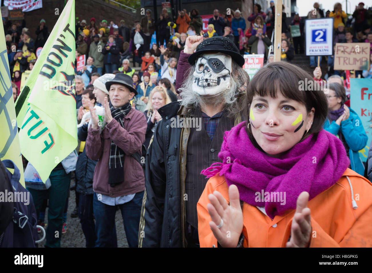 Manchester, UK. 12. November 2016. United gegen Fracking Fans kamen aus dem ganzen Land gegen die neuesten Nachrichten zu vereinen, dass die Regierung Fracking gehen gegeben haben voraus. Bildnachweis: Andy Barton/Alamy Live-Nachrichten Stockfoto