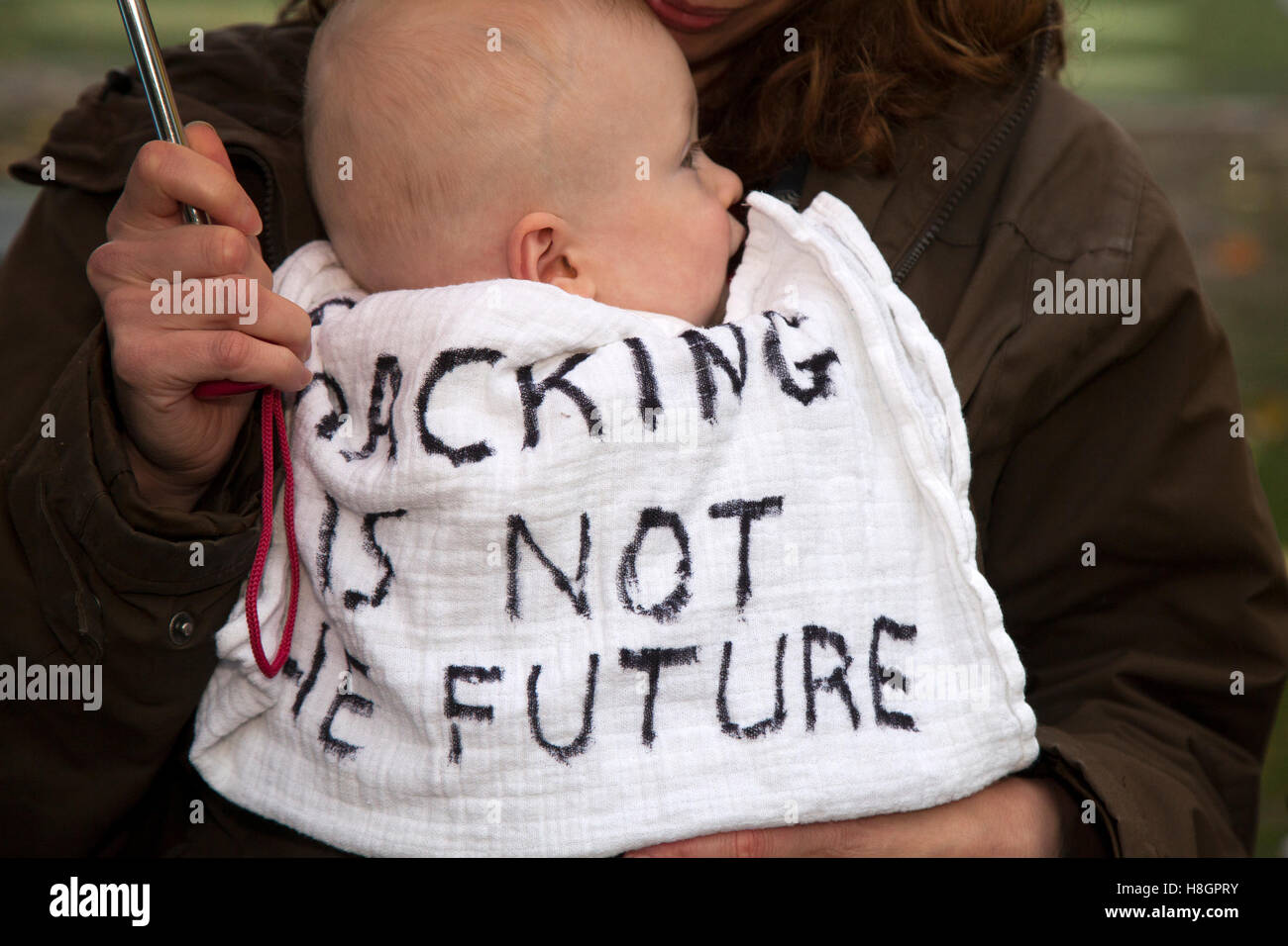 Manchester, UK. 12. November 2016. Baby 9 Monate alt Luke Steadman bei der massiven Anti-Fracking-Demo in Manchester Piccadilly Gardens statt. Demonstranten versammelten sich zum Kampf gegen die jüngsten Vergabe von Fracking Lizenzen an Unternehmen der Shale-Gas-Industrie beteiligt. Die umstrittenen Fracking Methode auf PVS gefangen Erdgas hat heftigen Widerstand von den Bewohnern der betroffenen Gebiete konfrontiert. Bildnachweis: Mediaworld Bilder/Alamy Live-Nachrichten Stockfoto