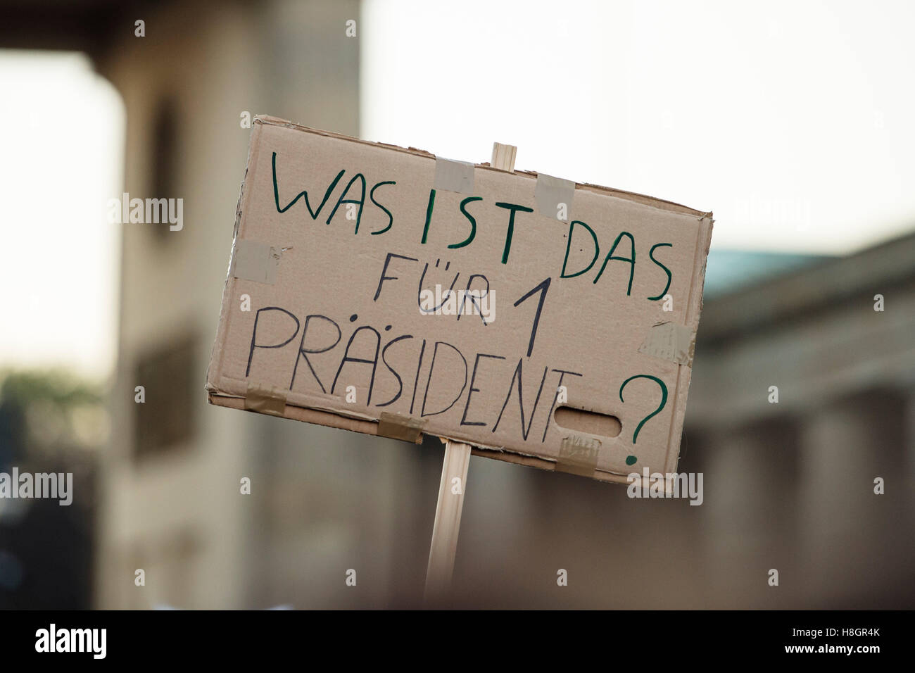 Berlin, Deutschland. 12. November 2016. Ein Demonstrant hält ein Schild mit "ist was für Präsident dies?" an einer Protestkundgebung gegen US Präsident elect Donald Trump vor der amerikanischen Botschaft in Berlin, Deutschland, 12. November 2016 geschrieben. Foto: GREGOR FISCHER/Dpa/Alamy Live News Stockfoto