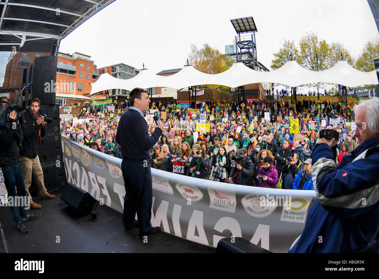 Manchester, UK. 12. November 2016. Eine geschätzte 1.500-2.000 Antifracking Demonstranten, darunter Bianca Jagger und Bez von Happy Mondays, trotzten dem Regen um durch Manchester Stadtzentrum Castlefields Arena zu marschieren, wo Bianca Jagger und Andy Burnham, Arbeits-Wartungstafel für Leigh und Labour Kandidat, der erste gewählte Bürgermeister von Greater Manchester bei der Bürgermeisterwahl Mai 2017 werden leidenschaftliche Reden gegen Fracking, die große Menschenmenge versammelt in der Arena gab. Andy Burnhams Wahlkreis von Leigh ist eine ehemalige Bergbaugebiet in Greater Manchester. Bildnachweis: Dave Ellison/Alamy Live-Nachrichten Stockfoto