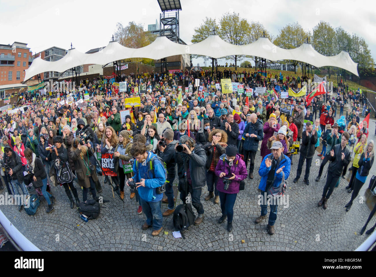 Manchester, UK. 12. November 2016. Eine geschätzte 1.500-2.000 Antifracking Demonstranten, darunter Bianca Jagger und Bez von Happy Mondays, trotzten dem Regen um durch Manchester Stadtzentrum Castlefields Arena zu marschieren, wo Bianca Jagger und Andy Burnham, Arbeits-Wartungstafel für Leigh und Labour Kandidat, der erste gewählte Bürgermeister von Greater Manchester bei der Bürgermeisterwahl Mai 2017 werden leidenschaftliche Reden gegen Fracking, die große Menschenmenge versammelt in der Arena gab. Andy Burnhams Wahlkreis von Leigh ist eine ehemalige Bergbaugebiet in Greater Manchester. Bildnachweis: Dave Ellison/Alamy Live-Nachrichten Stockfoto