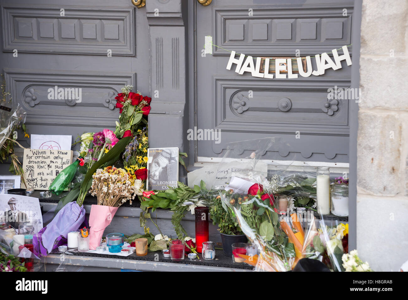 Montreal, Kanada. 12. November 2016. Hommage an Leonard Cohen vor seinem Haus auf Vallieres Straße. Der kanadische Künstler starb am 7. November. Bildnachweis: Marc Bruxelle/Alamy Live-Nachrichten Stockfoto