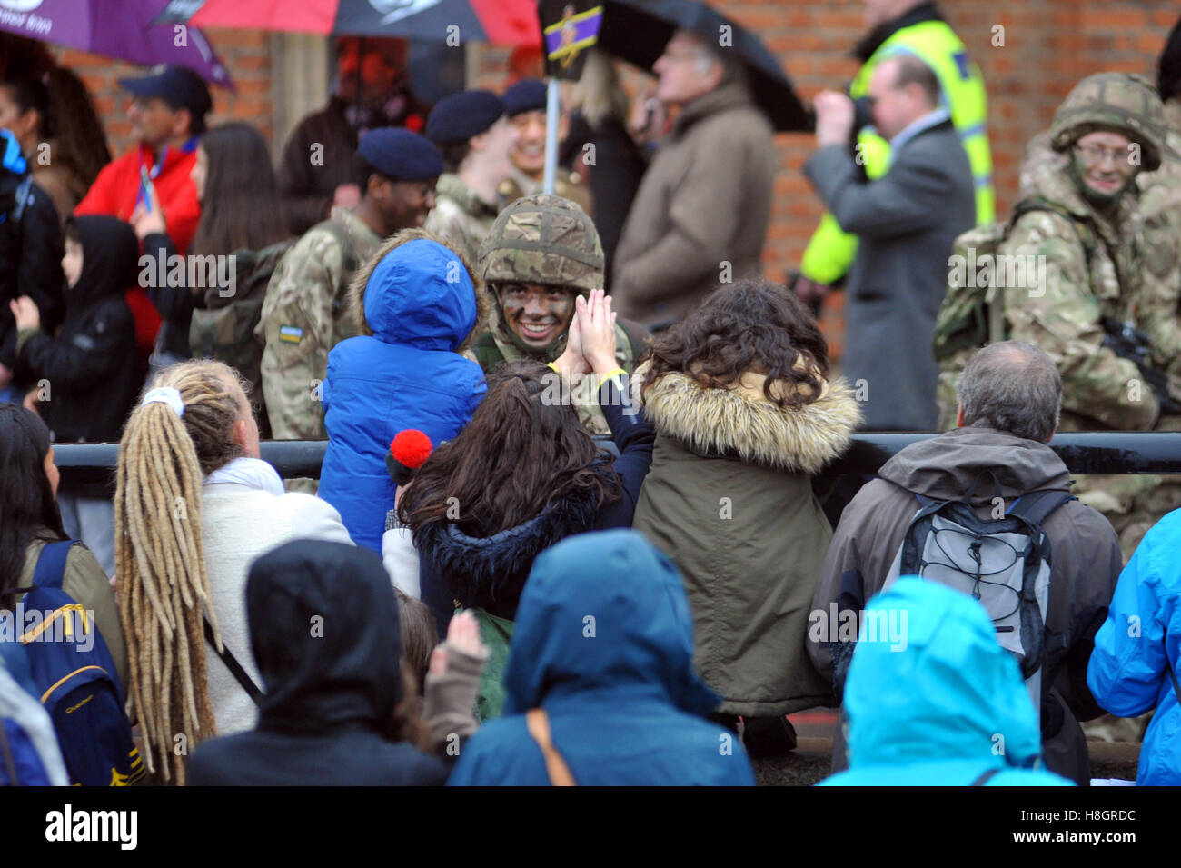 London, UK, zeigen 11.12.2016 schlechtem Wetter für die 2016 London Lord Mayor, wie Massen den Regen trotzen. Bildnachweis: JOHNNY ARMSTEAD/Alamy Live-Nachrichten Stockfoto