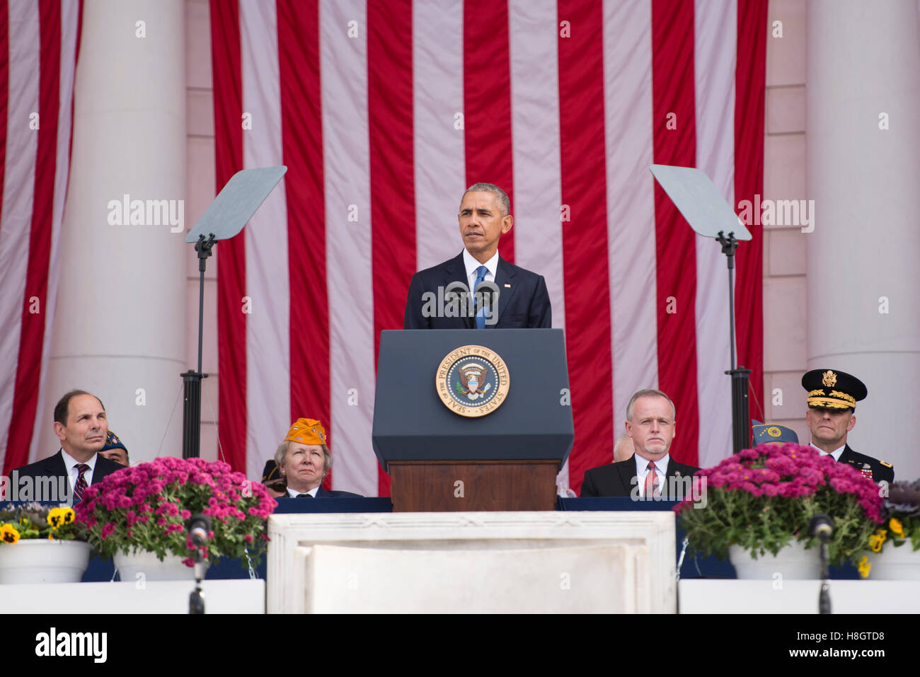US-Präsident Barack Obama liefert seine Adresse tagsüber Veterans Memorial Amphitheater auf dem Arlington National Cemetery 11. November 2016 in Arlington, Virginia. Stockfoto