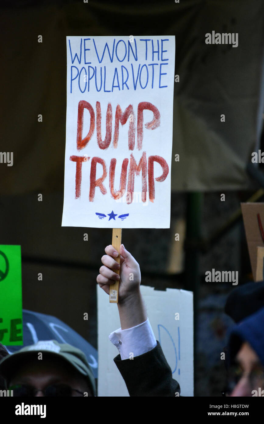 New York, USA. 12. November 2016. "Trump ist nicht mein Präsident" März in New York City. Bildnachweis: Christopher Penler/Alamy Live-Nachrichten Stockfoto