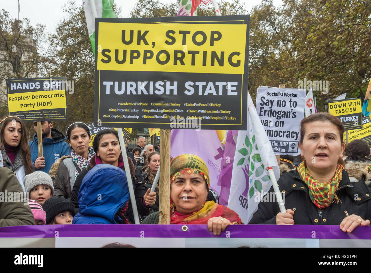 London, UK. 12. November 2016. Hunderte von Kurden und Türken versammeln sich in Bundesplatz marschieren durch London, Frieden und Demokratie in der Türkei gegen die Aktionen der Präsident Erdogan zu verteidigen. Die Demonstranten wollen die britische Regierung einen Stand gegen die Türkei. Seit dem schwachen militärischen Putschversuch im Juli, Erdogan und seine AKP-Regierung hat verhängte den Ausnahmezustand, Schließung von 170 Medien, verhaften 128 Journalisten, spülen mindestens 110.000 Beschäftigten im öffentlichen Dienst einschließlich 11.000 Lehrer, 11 kurdische Städte bombardiert und verhaftet Bürgermeister, zwingt 35 kurdischen Städten Insolvenzverwaltung Stockfoto