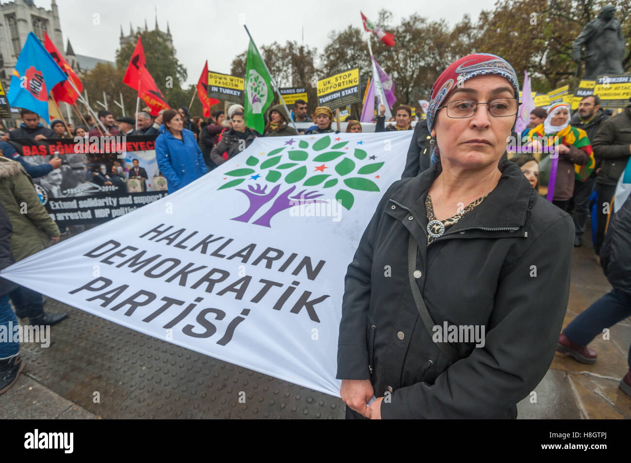 London, UK. 12. November 2016. Eine Frau hält eine Ecke eines Banners für die Opposition Menschen demokratische Partei (HDP) mindestens 9 von dessen Abgeordnete, darunter die zwei Führer wurden verhaftet. Hunderte von Kurden und Türken marschieren friedlich durch London, Frieden und Demokratie in der Türkei gegen die Aktionen der Präsident Erdogan zu verteidigen. Da die schwachen militärischen Putschversuch im Juli, Erdogan und seine AKP-Regierung einen Ausnahmezustand, 170 Medien verhängt hat, verhaften 128 Journalisten, spülen mindestens 110.000 Beschäftigten im öffentlichen Dienst einschließlich 11.000 Lehrer Schließung bombardiert 11 kurdischen ci Stockfoto