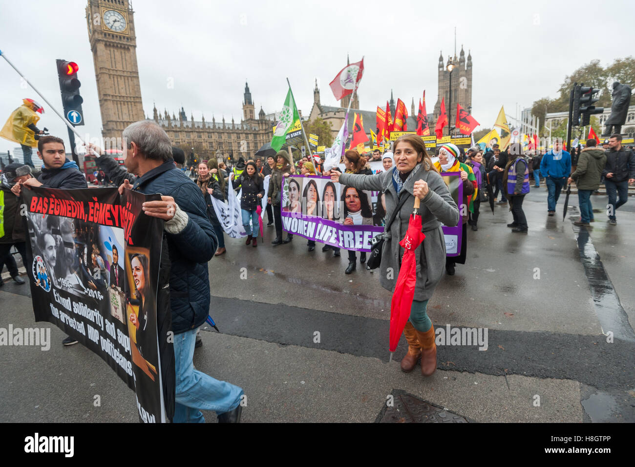 London, UK. 12. November 2016. Hunderte von Kurden und Türken marschieren durch London, Frieden und Demokratie in der Türkei gegen die Aktionen der Präsident Erdogan zu verteidigen. Seit dem schwachen militärischen Putschversuch im Juli, Erdogan und seine AKP-Regierung hat verhängte den Ausnahmezustand, Schließung von 170 Medien, verhaften 128 Journalisten, spülen mindestens 110.000 Beschäftigten im öffentlichen Dienst einschließlich 11.000 Lehrer, 11 kurdische Städte bombardiert und verhaftet Bürgermeister, zwingt 35 kurdischen Städten in Verwaltung und Festnahme von mindestens 9 m/s von der Opposition Menschen demokratische Partei (HDP) einschließlich seine zwei l Stockfoto