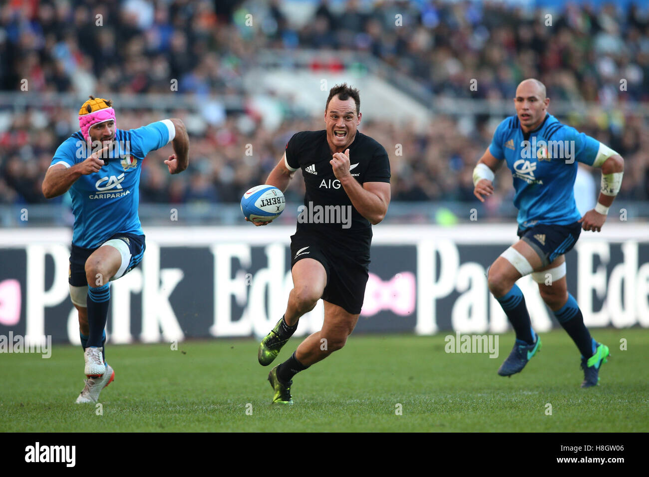 Stadio Olimpico, Rom, Italien. 12. November 2016. Testspiel Rugby 2016 Italien gegen Neuseeland. Esposito und Israel Dagg in Aktion während des Spiels. Bildnachweis: Marco Iacobucci/Alamy Live-Nachrichten Stockfoto