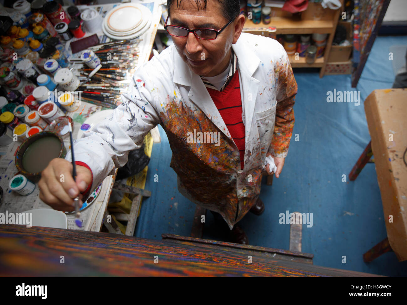 Quito, Ecuador. 22. Oktober 2016. Ecuadorianischer Maler Jorge Perugachy zieht ein Gemälde in seinem Atelier in Quito, der Hauptstadt von Ecuador, am 22. Oktober 2016. Bekannter ecuadorianischer Maler Jorge Perugachy hat hoch gesprochen, der kulturellen Beziehungen zwischen Ecuador und China, sagen, dass diese beiden Kulturen viele Gemeinsamkeiten aufweisen. © Santiago Armas/Xinhua/Alamy Live-Nachrichten Stockfoto