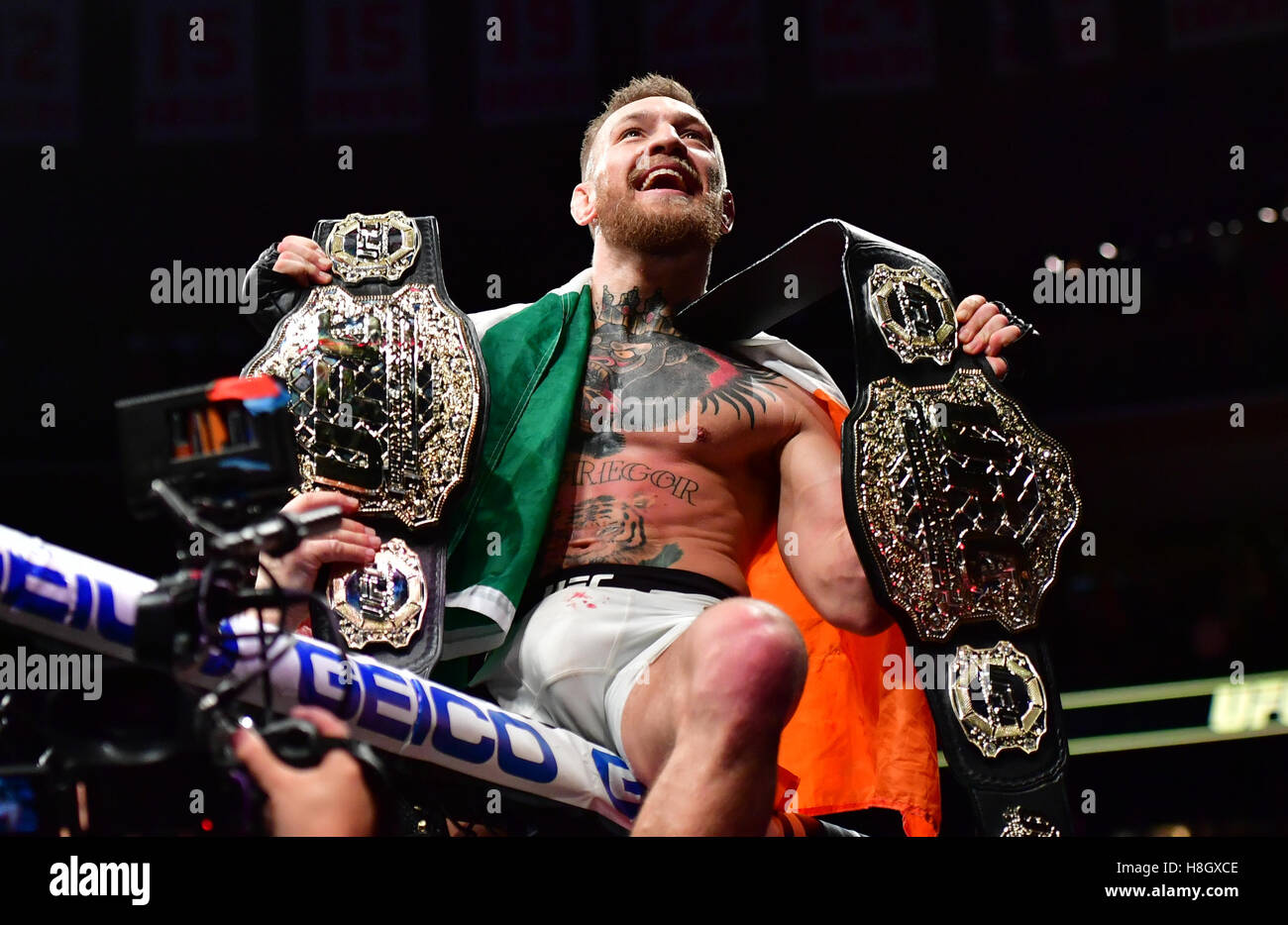 New York, USA. 12. November 2016. Eddie Alvarez vs. "Berüchtigten" Conor McGregor bei UFC 205 im Madison Square Garden. Bildnachweis: Jason Silva / Alamy Live News Stockfoto