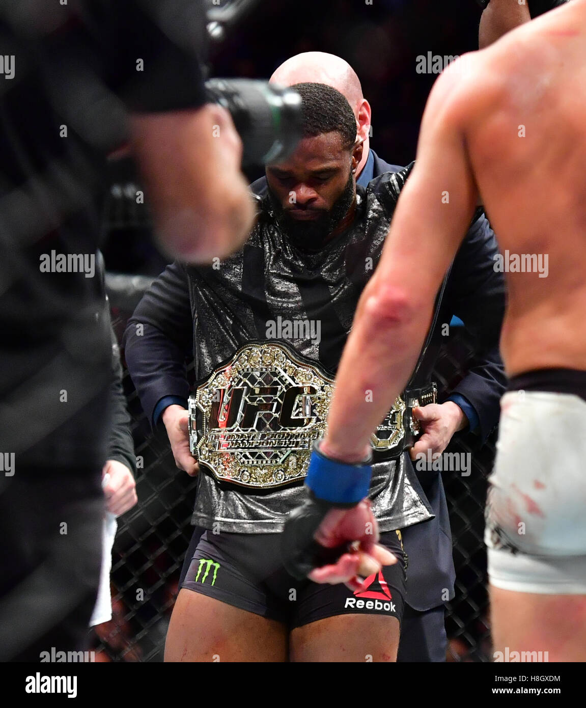 New York, NY, USA. 12 NOVEMBER 2016. Tyron "die Auserwählten ein" Woodley und Stephen "Wonderboy" Thompson bei UFC 205 im Madison Square Garden. Bildnachweis: Jason Silva / Alamy Live News Stockfoto