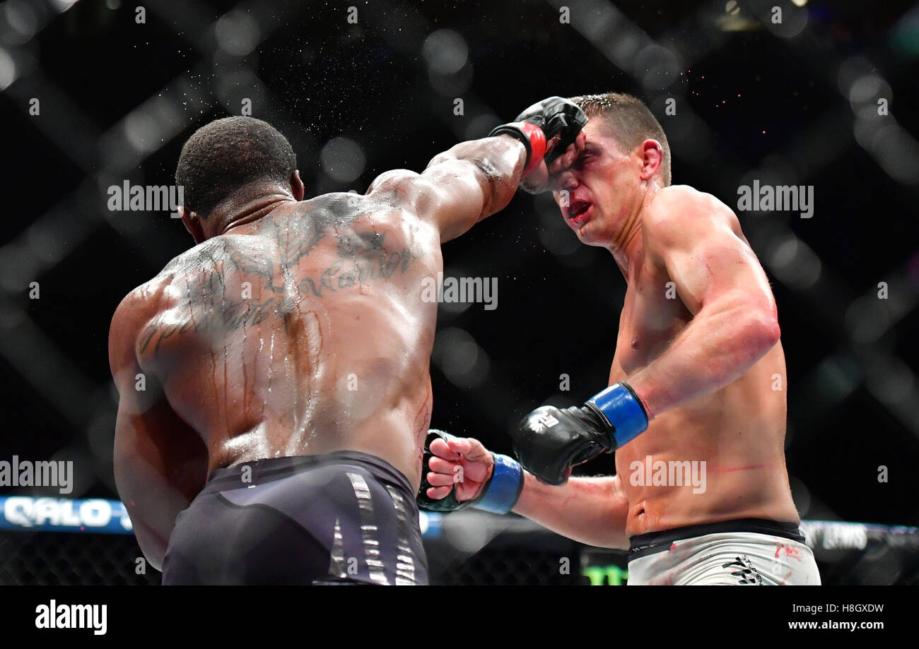 New York, NY, USA. 12 NOVEMBER 2016. Tyron "die Auserwählten ein" Woodley und Stephen "Wonderboy" Thompson bei UFC 205 im Madison Square Garden. Bildnachweis: Jason Silva / Alamy Live News Stockfoto