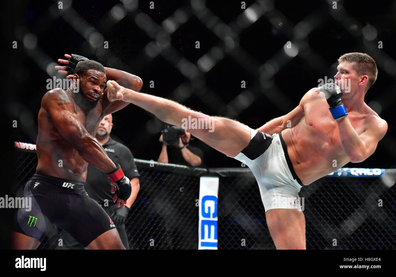 New York, NY, USA. 12 NOVEMBER 2016. Tyron "die Auserwählten ein" Woodley und Stephen "Wonderboy" Thompson bei UFC 205 im Madison Square Garden. Bildnachweis: Jason Silva / Alamy Live News Stockfoto