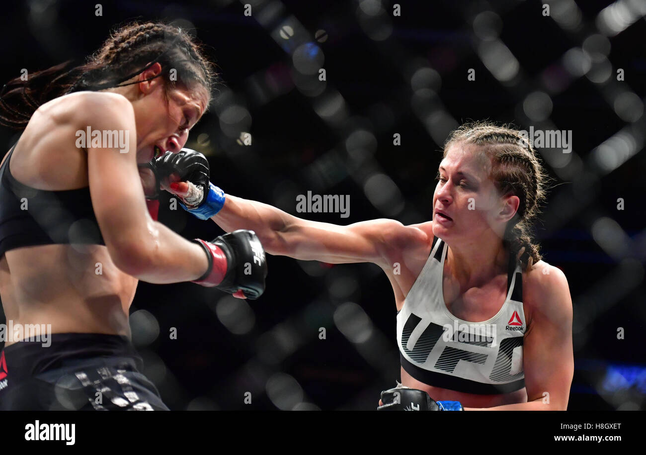 New York, NY, USA. 11, NOVEMBER 2016. Joanna Jedrzejczyk (rote Handschuhe) vs. Karolina Kowalkiewicz (blaue Handschuhe) bei UFC 205 im Madison Square Garden. Bildnachweis: Jason Silva / Alamy Live News Stockfoto