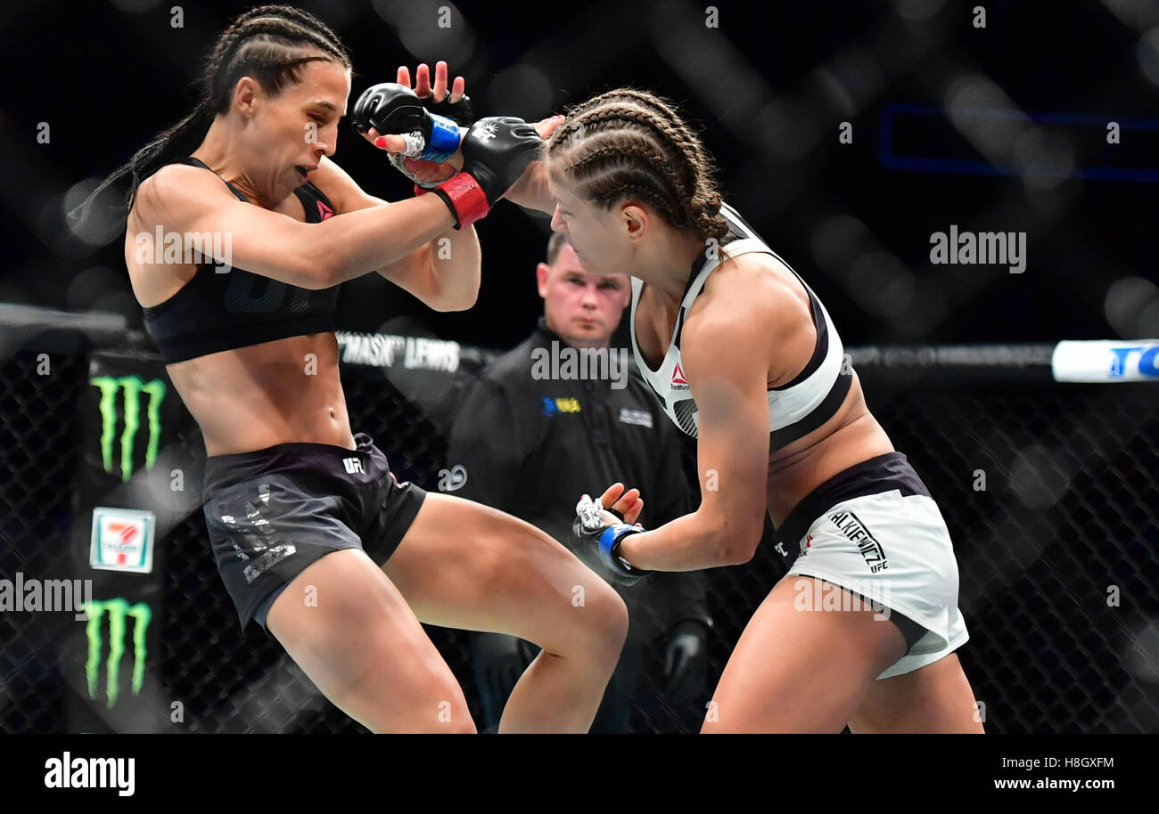 New York, NY, USA. 11, NOVEMBER 2016. Joanna Jedrzejczyk (rote Handschuhe) vs. Karolina Kowalkiewicz (blaue Handschuhe) bei UFC 205 im Madison Square Garden. Bildnachweis: Jason Silva / Alamy Live News Stockfoto