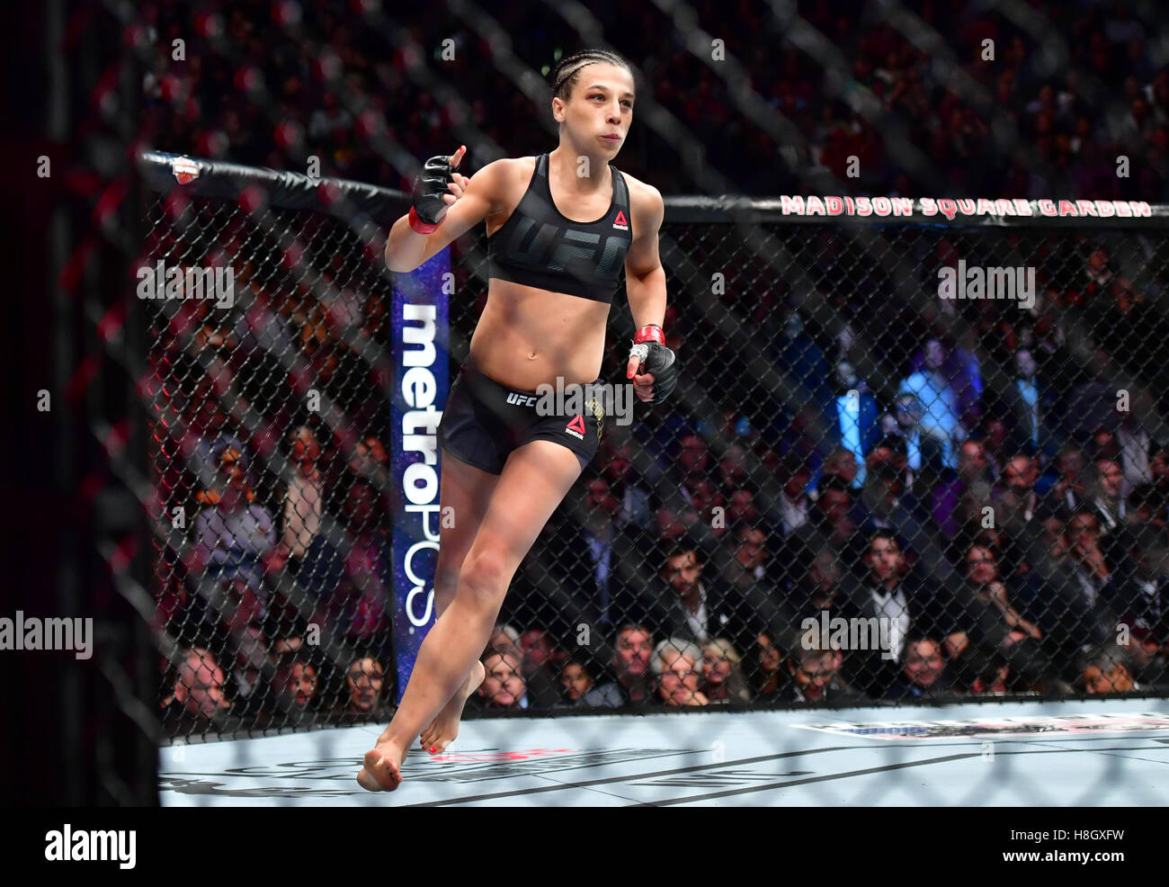 New York, NY, USA. 11, NOVEMBER 2016. Joanna Jedrzejczyk (rote Handschuhe) vs. Karolina Kowalkiewicz (blaue Handschuhe) bei UFC 205 im Madison Square Garden. Bildnachweis: Jason Silva / Alamy Live News Stockfoto