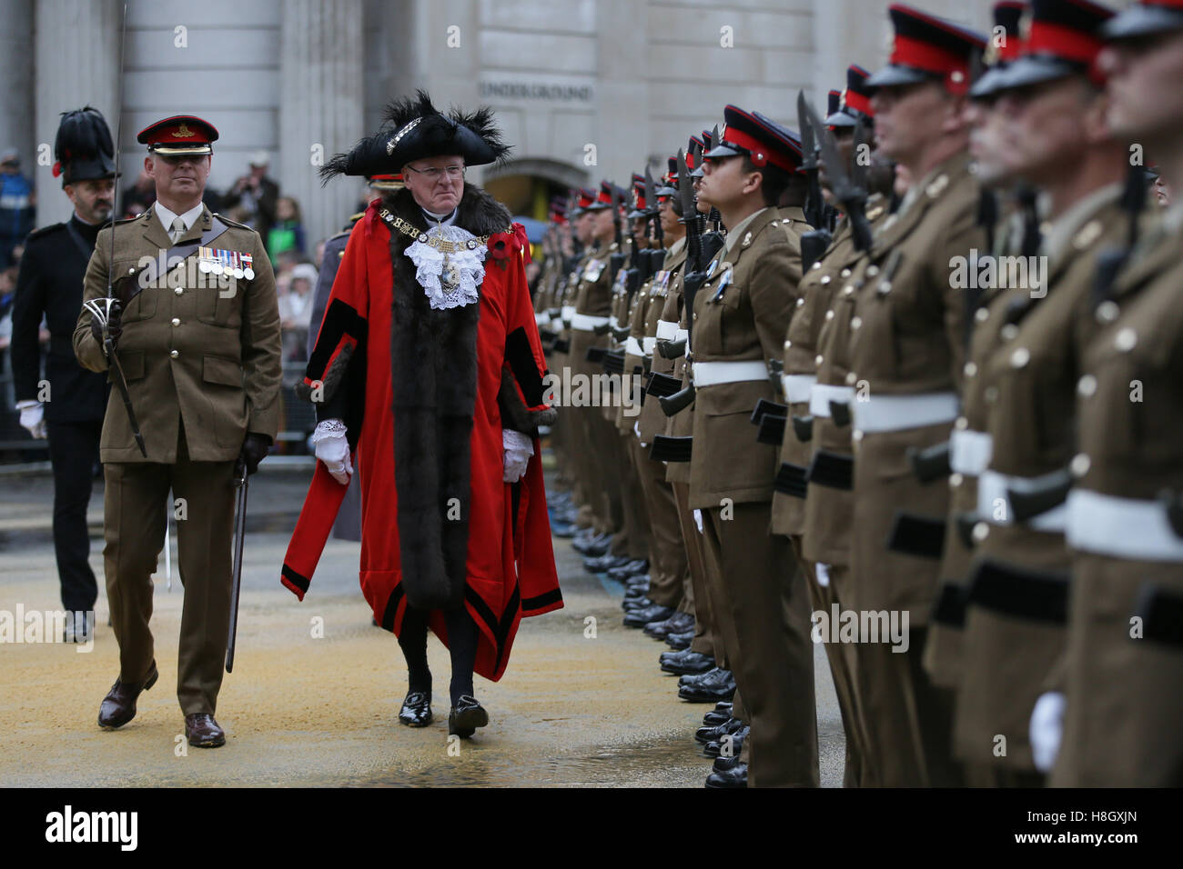 London, Großbritannien. 12. November 2016. Der neue Lord Bürgermeister von London Andrew Parmley inspiziert die Ehrenwache während der historischen jährlichen Oberbürgermeister Show in London, Großbritannien, 12. November 2016. Die traditionelle Prozession durch die Straßen von London geht der Oberbürgermeister, die Treue zur Krone schwören. © Tim Irland/Xinhua/Alamy Live-Nachrichten Stockfoto