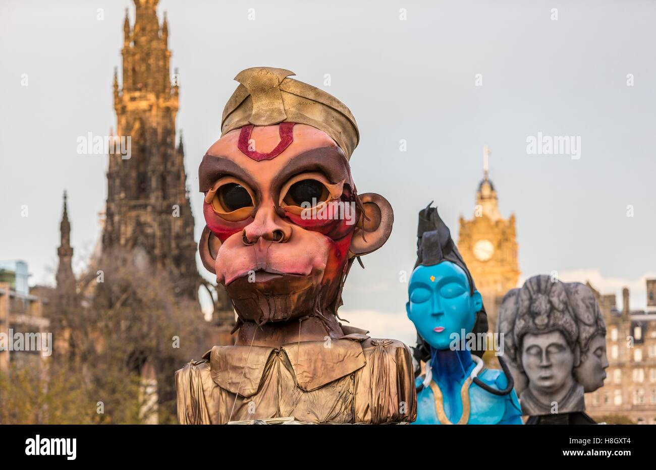 Edinburgh, UK. 13. November 2016. Das Edinburgh Diwali Feiern gipfelt in einer Prozession von der City Chambers an der historischen Royal Mile, Princes Street Gardens. Das Festival of Light symbolisiert von Jains, Hindus und Seikhs in der ganzen Welt gefeiert, den Sieg des guten über das Böse. Leute feiern Diwali durch Verteilung von Süßigkeiten, Geschenke und dank zueinander. Bildnachweis: Richard Dyson/Alamy Live-Nachrichten Stockfoto