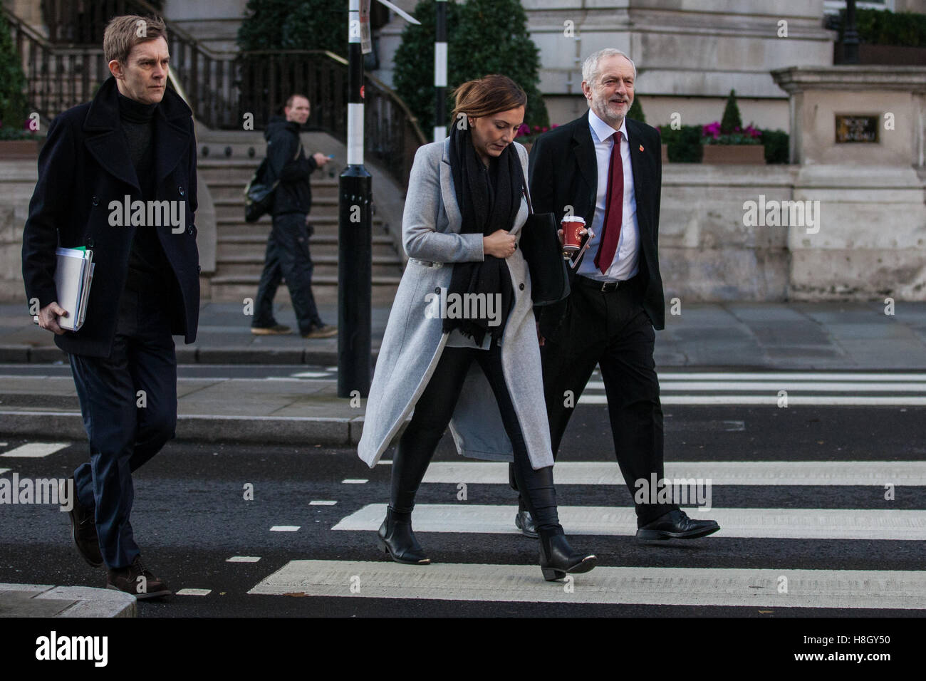 London, UK. 13. November 2016. Jeremy Corbyn kommt mit Seumas Milne bei BBC neue Broadcasting House für ein Interview mit Andrew Marr am Remembrance Day Sonntag. Bildnachweis: Mark Kerrison/Alamy Live-Nachrichten Stockfoto