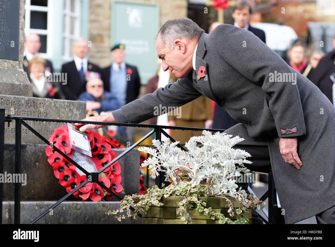 Kington, Herefordshire, England 13. November 2016. Ein Vertreter der Handelsmarine legt einen Kranz am Kriegerdenkmal in Kington Herefordshire am Remembrance Day Sonntag. Foto-Steven Mai / Alamy Live News Stockfoto