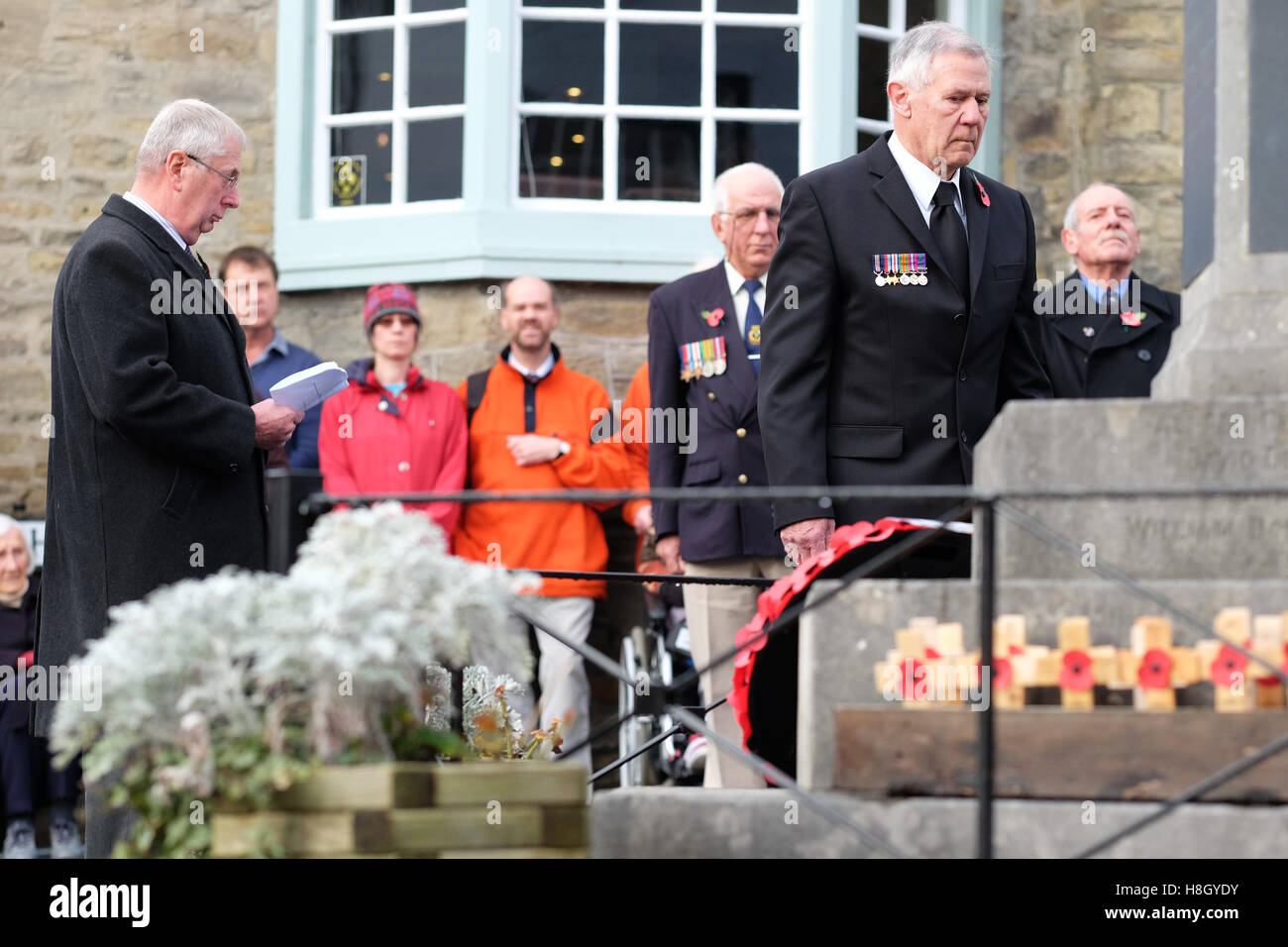 Kington, Herefordshire, England 13. November 2016. Ein Vertreter des Royal British Legion RBL hält nach der Verlegung eines Kranzes am Kriegerdenkmal in Kington Herefordshire am Remembrance Day Sonntag. Foto-Steven Mai / Alamy Live News Stockfoto