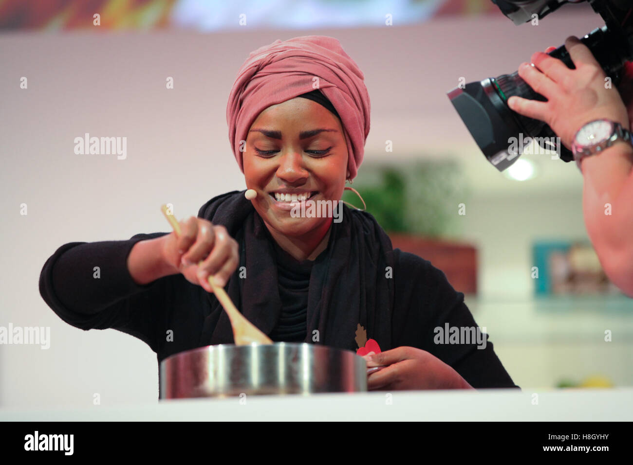 London, UK. 13. November 2016. Nadiya Hussain, Gewinner von der großen britischen Backen Off (GBBO) 2015, bietet eine Küche Demonstration auf der Aldi gesponsert Supertheatre Etappe bei der BBC Good Food Show am Olympia in London. Bildnachweis: Dinendra Haria/Alamy Live-Nachrichten Stockfoto