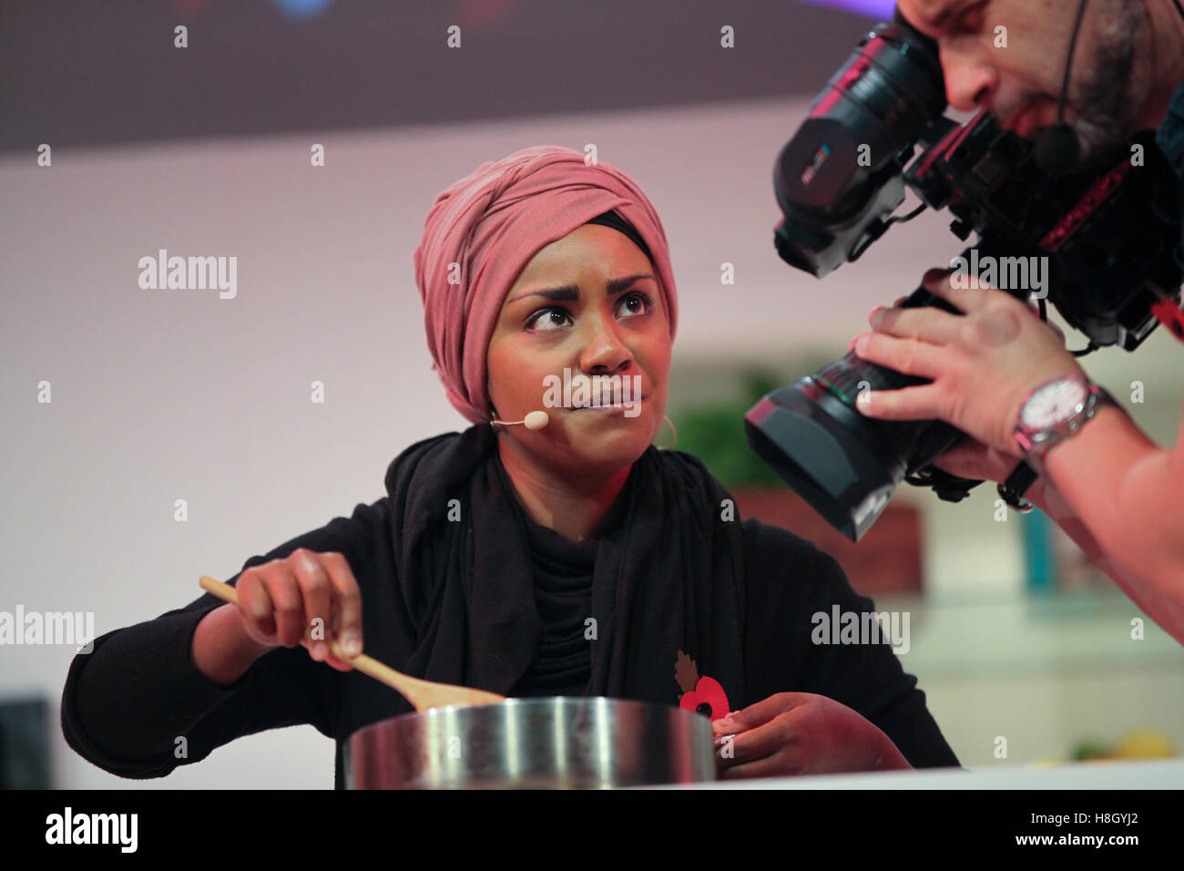London, UK. 13. November 2016. Nadiya Hussain, Gewinner von der großen britischen Backen Off (GBBO) 2015, bietet eine Küche Demonstration auf der Aldi gesponsert Supertheatre Etappe bei der BBC Good Food Show am Olympia in London. Bildnachweis: Dinendra Haria/Alamy Live-Nachrichten Stockfoto
