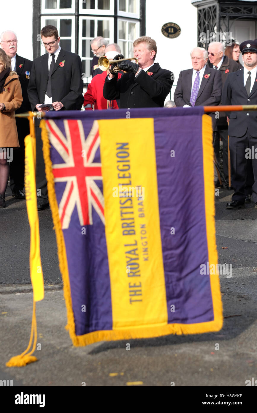 Kington, Herefordshire, England 13. November 2016. Die Royal British Legion Flagge wird gesenkt, da der letzte Beitrag auf der Trompete am Kriegerdenkmal in Kington Herefordshire am Remembrance Day Sonntag gespielt wird. Foto-Steven Mai / Alamy Live News Stockfoto