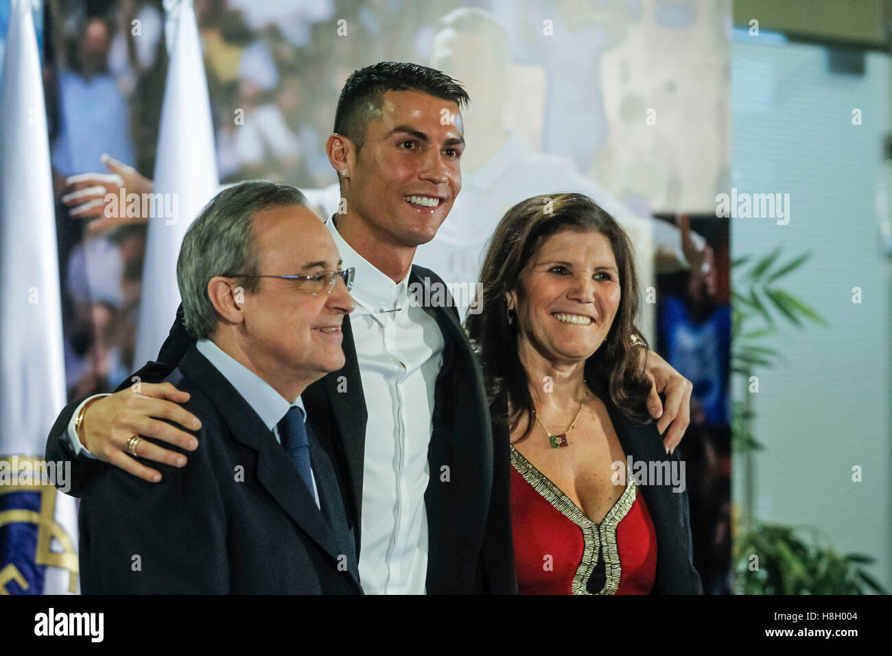 Cristiano Ronaldo Seine Mutter Maria Dolores Aveiro Und Sohn Cristiano Ronaldo Junior Bei Der Weltpremiere Von Ronaldo Im Vue West End Kino Im Leicester Square London Stockfotografie Alamy