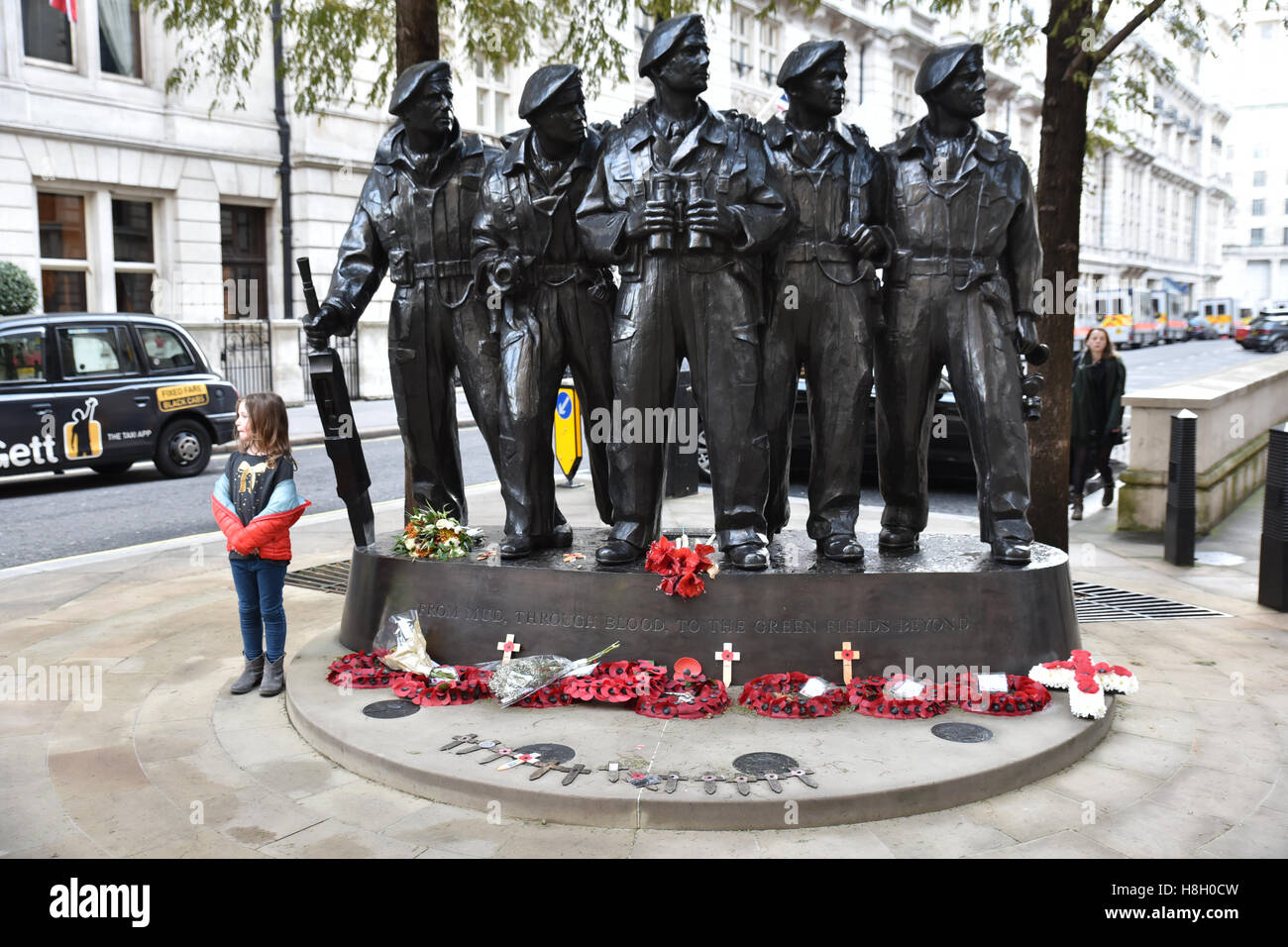 London, UK. 13. November 2016. Massen auf Whitehall und Parliament Square sehen die Erinnerung Sonntag März von Veteranen Stockfoto